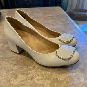 Naturalizer Alabaster Croc-Embossed Block Heel Pumps. 2” 8.5M